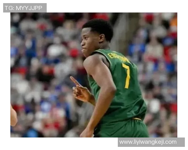 半场表现不算好！埃奇库姆上半场9中3 拿到8分5篮板2助攻